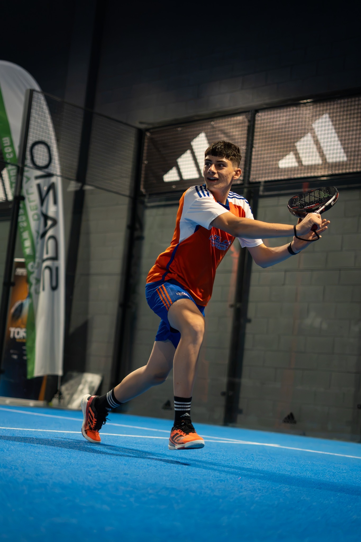 Giocatore di padel sul campo PadelCity